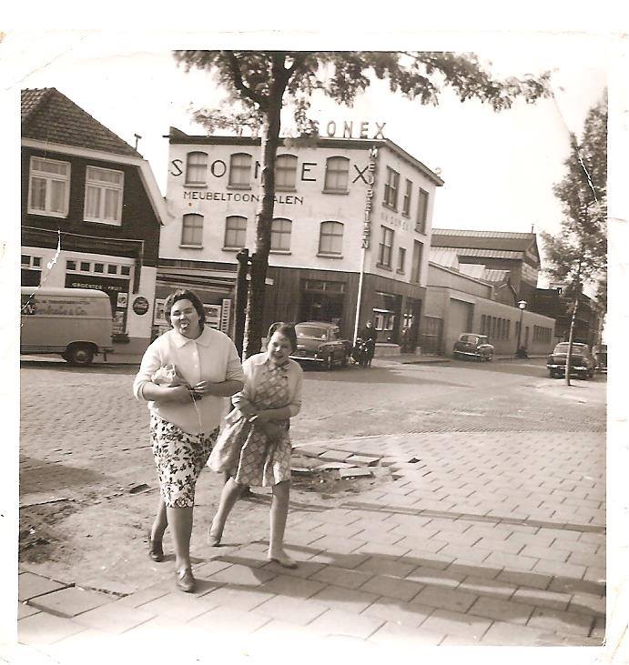 Lasonderstraat 3 met Sonex en groente winkel Gunnink.+- 1960.jpg