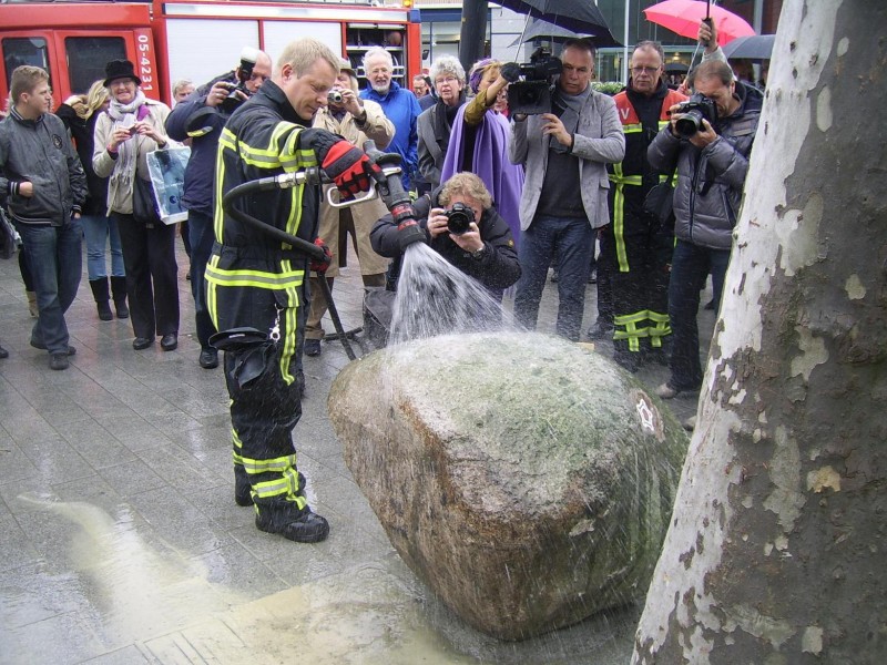 18. onthulling met medewerking van de brandweer.JPG