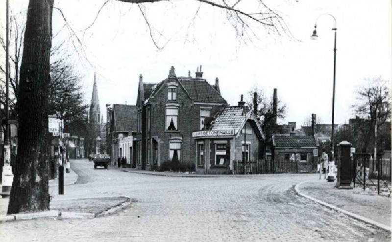 Molenstraat 2 hoek Hengelosestraat - Deurningerstraat - spoorwegovergang en Blokhuisje 47.Ortskommandantur, Bijvank's Betonemaille 1943.jpg