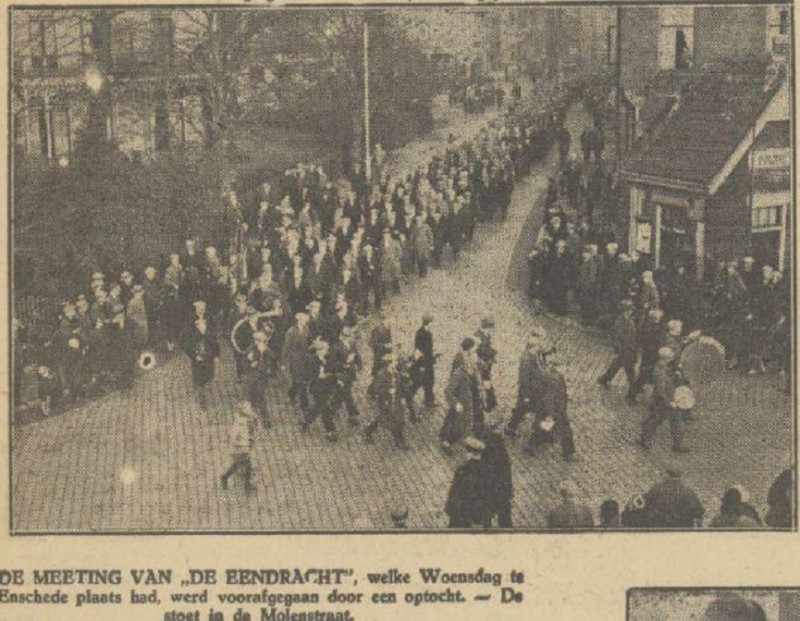 Molenstraat optocht Textielarbeidersbond  De Eendracht krantenfoto Tubantia 21-1-1932.jpg