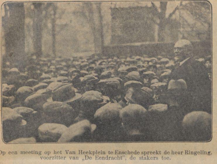 Van Heekplein toespraak Textielarbeidersbond De Eendracht ivm staking krantenfoto jan. 1932.jpg