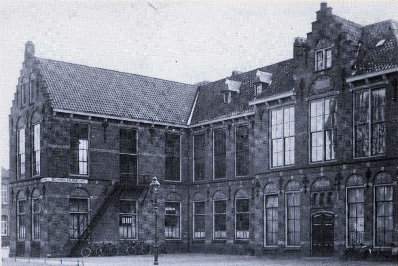 Haaksbergerstraat 33  Nederlandse school voor nijverheid en handel (1886), latrt 1.9.1920  Enschedees Lyceum 1945.jpg