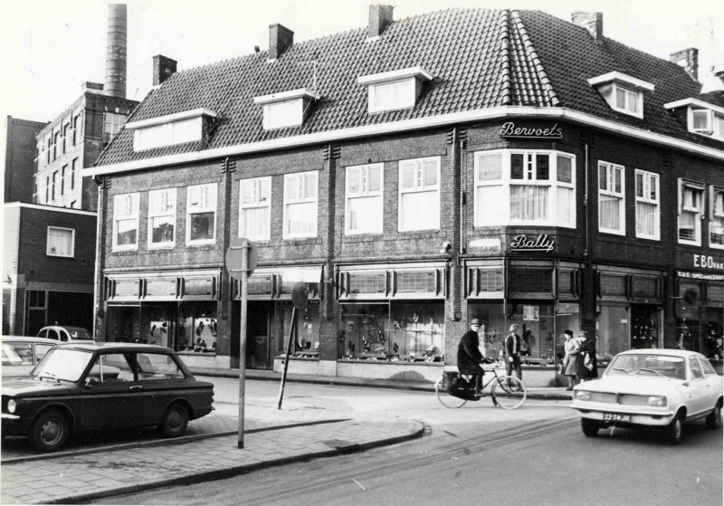 Oldenzaalsestraat hoek Van Lochemstraat met schoenenzaak Bervoets en Ebo vakkledingzaak mei 1971.jpg