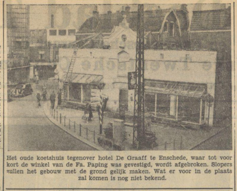 Kruispunt De Graaff sloop oud koetshuis later winkel Paping krantenfoto Tubantia 10-7-1951.jpg