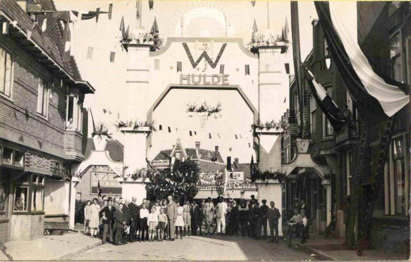 Emmastraat 13 rechts panden P.. Nijgh kunstschilder, lijstenmaker en Wevers Rijwielen. Erepoort bezoek Wilhelmina 2-9-1929.jpg