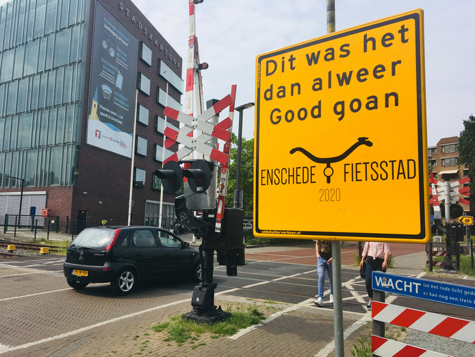 Korte Hengelosestraat hoek Stationsplein spoorwegovergang bord fietsstad 6-6-2019.jpg