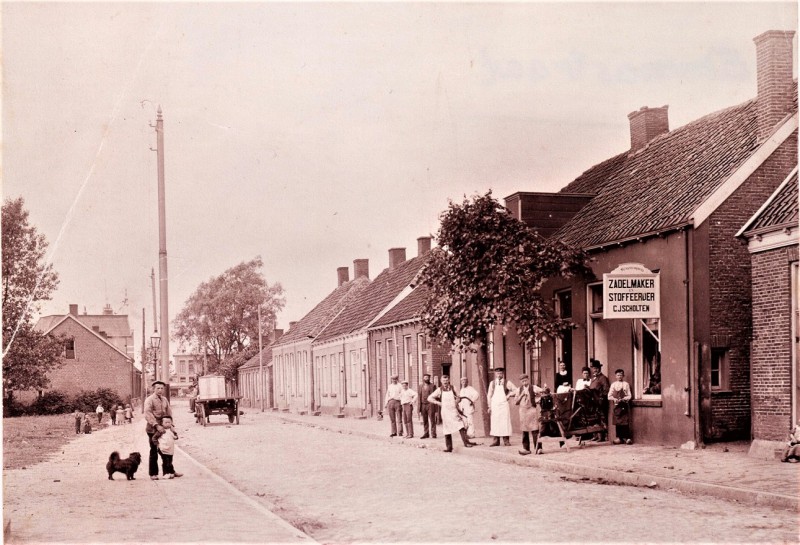 Emmastraat 18, 20,  22 Zadelmaker en stoffeerder C.J. Scholten.jpg