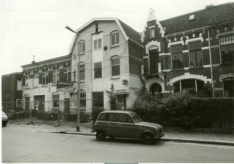 Molenstraat 36 e.v.  Afbraak van panden Voogdgeert (zonwering) en Huitink (sport en sauna) ten behoeve van de bouw van de gemeentelijke dienst Openbare Werken, later Bouwdienst juli 1981.jpg