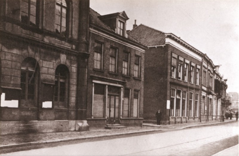 Langestraat 32-34 links Gedeeltelijk links zichtbaar het oude stadhuis 1925.jpg