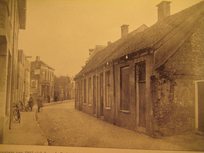 Berkenkamp. Links op de voorgrond de winkel van Hartog. Links op de achtergrond de winkel van firma De Beer en cafe v.d. Woude.jpg