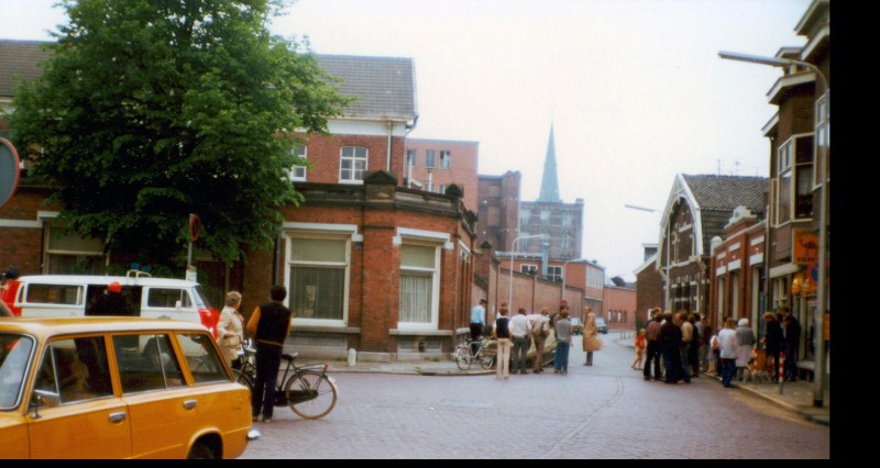 Noorderhagen 49 hoekvan Lochemstraat. Politiebus ter plekke. Kantoren  fabriek Van Heek & Co  achtergrond  toren St. Jozef kerk..jpg