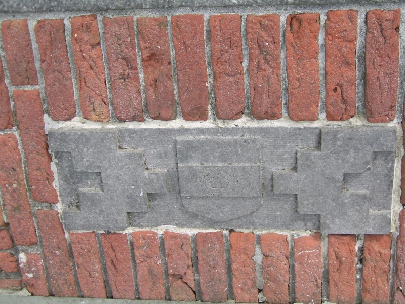 gemeentewapen Lonneker op bank aan de Burg. Stroinkstraat.jpg