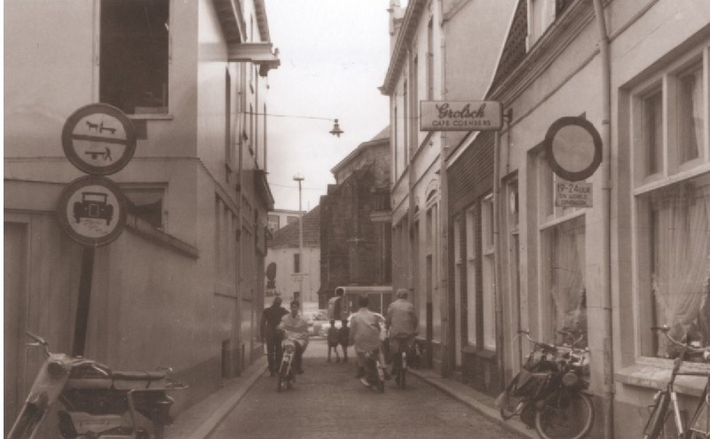 Menistenstraat gezien in zuidelijke richting, met rechts café Coenders 1967.jpg