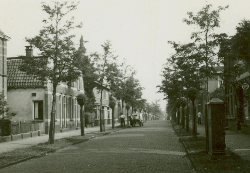 Hoogstraat met in het midden melkboer met paard en wagen. Voor het bombardement van 10 oktober1943 is het huis linksmidden nog intact.jpg