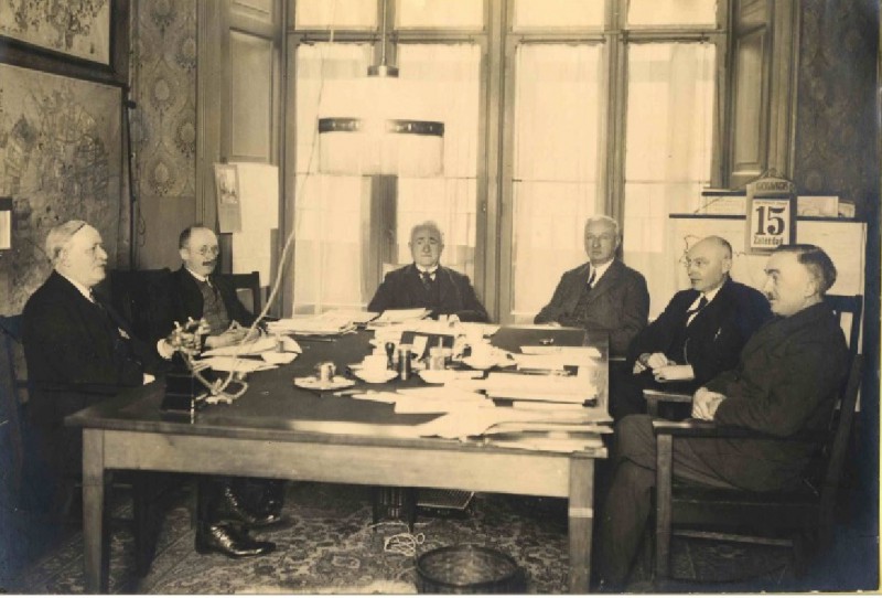 Langestraat Laatste vergadering van college van B&W in het oude stadhuis onder leiding van Burgemeester Edo Bergsma. 15-2-1930.jpg