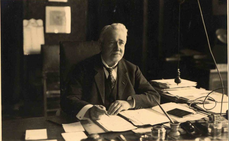 Burgemeester Edo Bergsma achter zijn bureau 1930.jpg