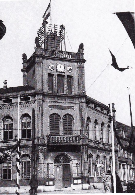 Langestraat oude stadhuis met stadswapen.jpg