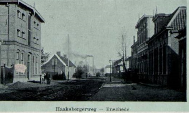 haaksbergerweg  nu Haaksbergerstraat rechts hoek Blekerstraat met om. cafe Bezoen. links koffiebranderij Kamp.jpg