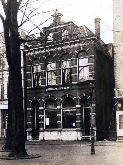 Markt 13-14 Openbare leeszaal naast Concordia. Ook Blauwe Kruis en Hotel Tubantia geweest 1914..jpg