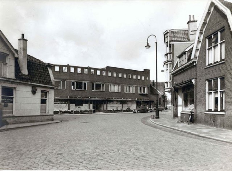 Willemstraat 38-40 Schoo Woninginrichting. links cafe Tunneke rechts drogisterij De Vijzel nr. 27 foto 1950.jpg