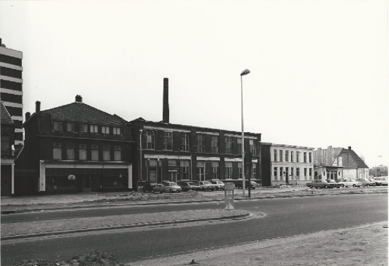 Veenstraat 3 tot met 19 De fabriek van Blenken en helemaal rechts het Oaldste Hoes nr. 25. 8-5-1980.jpg