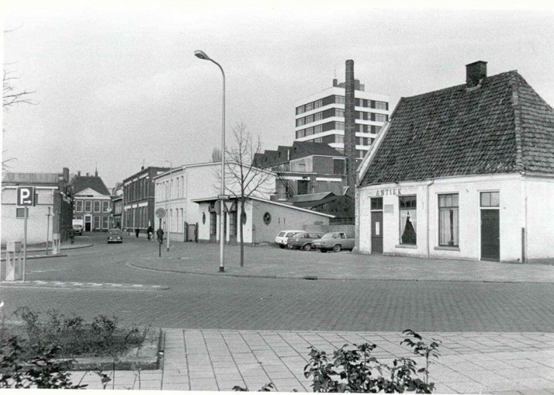 Veenstraat 19 Vanaf hoek Brinkstraat richting de Klomp met Oaldste Hoes nr. 25. Foto 1978.jpg