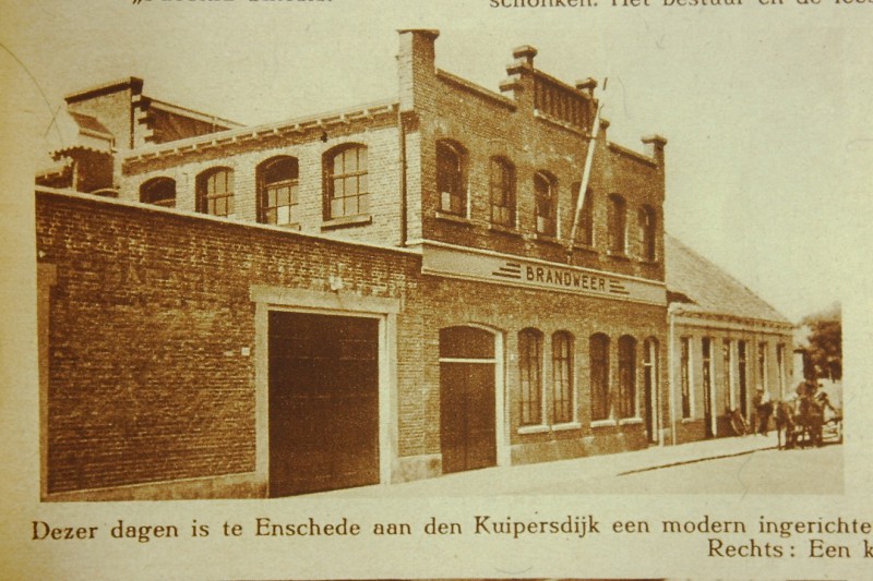 Kuipersdijk 8-10 brandweerkazerne . rechts nr. 12 korenmalerij.JPG