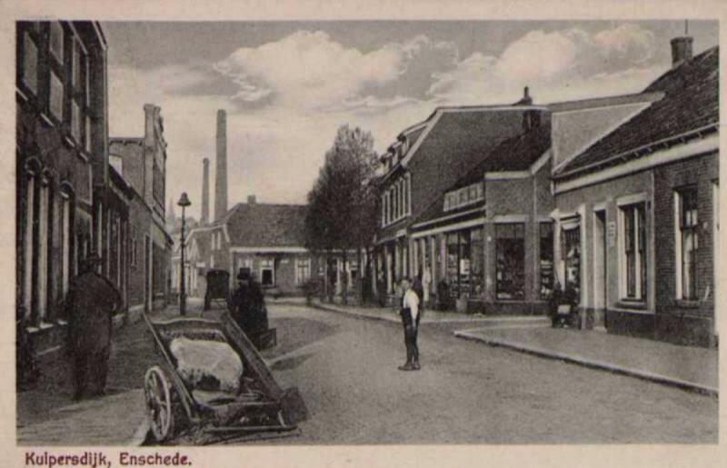 Kuipersdijk 8-12 links.  rechts  Ledeboerstraat  2e straat rechts de Alsteedschestraat verderop de Oranjestraat 1928.jpg