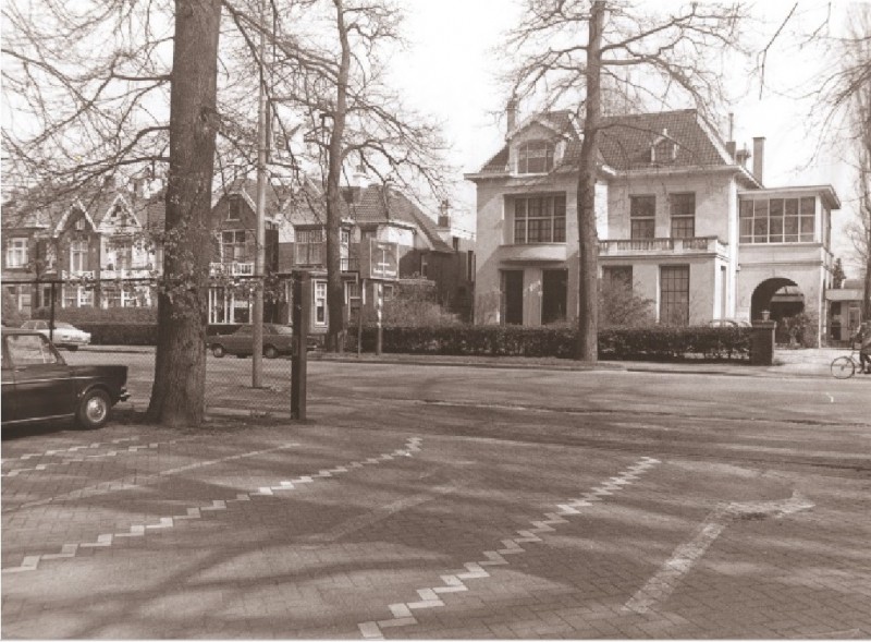 Hengelosestraat 104  Voorgevel van het gebouw waarin voorheen Revalidatiecentrum Overijssel was gevestigd 1975.jpg