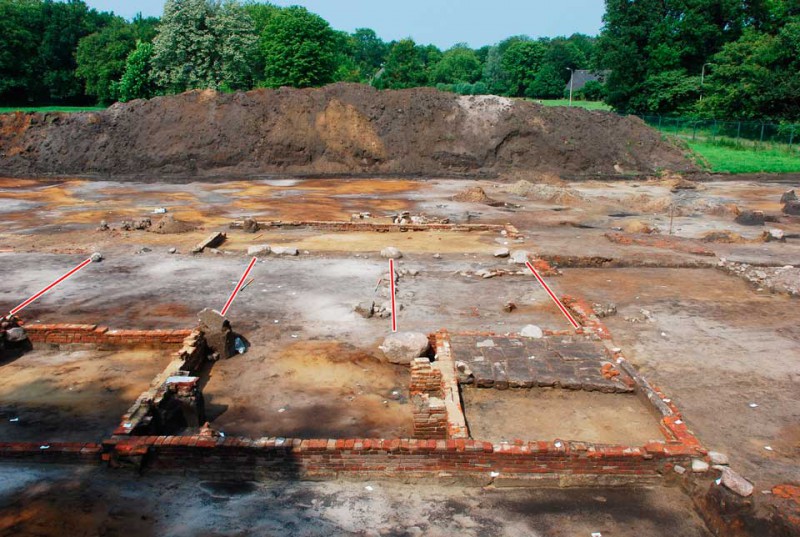 Sprakelweg Grote zwerfkeien vormden de fundering van het houten gebintenstelsel, de basis van de boerderij (de deel.jpg