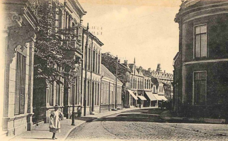 Hengelosestraat 22-24 links nu Korte Hengelosestraat vanaf Stationsplein 1905.jpg