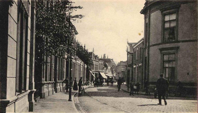 Hengelosestraat 22-24 links nu Korte Hengelosestraat hoek Stationsplein 1910.jpg