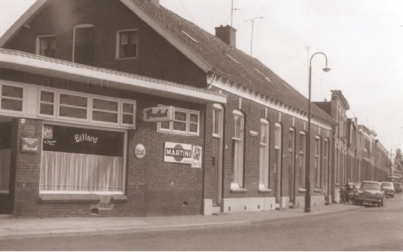 Tweede Bothofdwarsstraat 9 Voorgevels van woningen en cafe Billard 1967.jpg