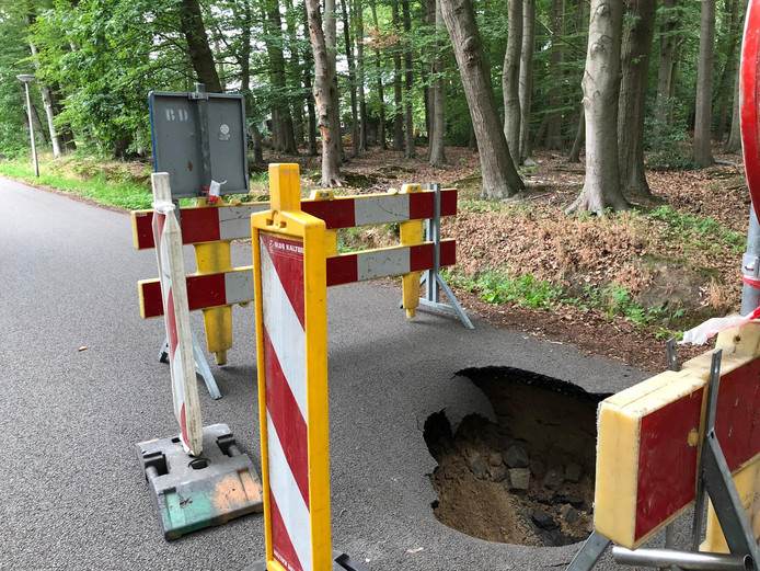 Automobilist ontdekt sinkhole in de Stokhorstlaan in Enschede.jpg