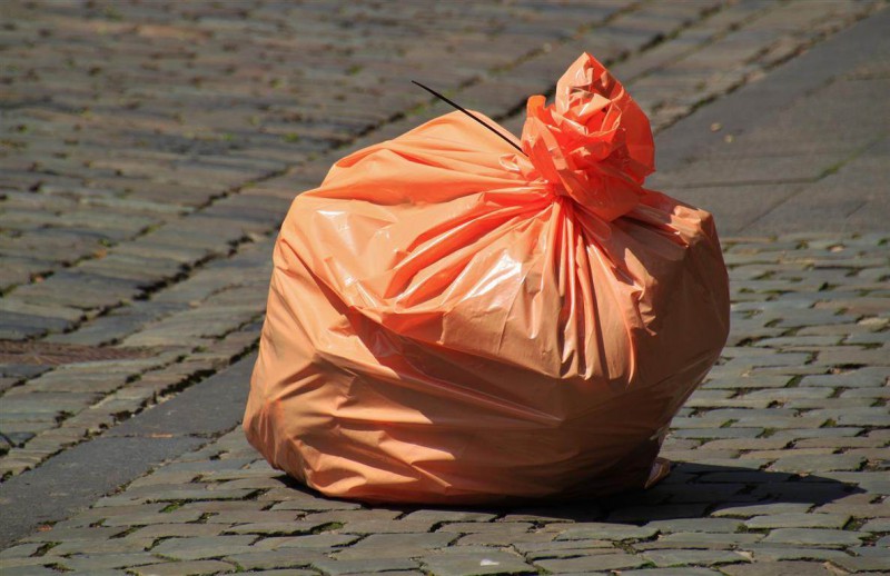 Afval in Enschedese kledingbakken Geeft allemaal rompslomp.jpg