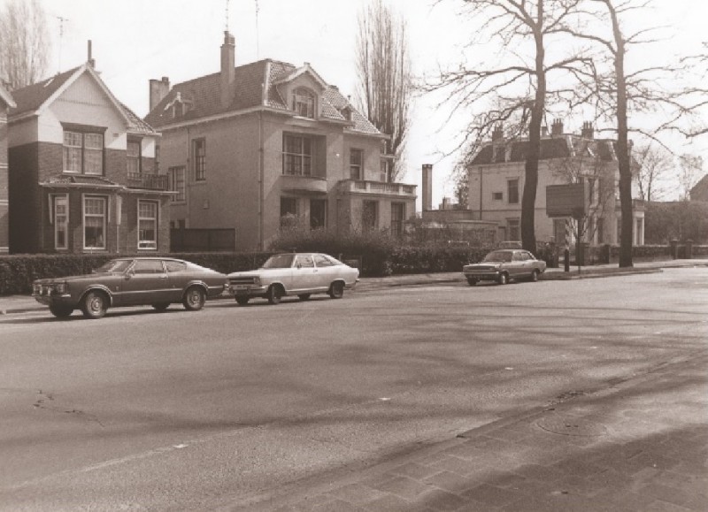 Hengelosestraat 102-104 Voorgevels van de gebouwen waarin voorheen Revalidatiecentrum Overijssel was gevestigd 1975.jpg