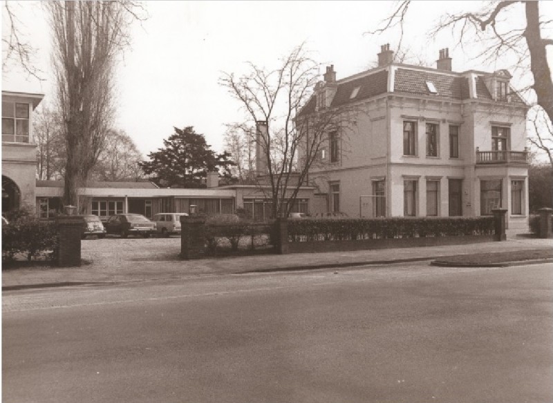 Hengelosestraat 102  Voorgevel van het gebouw waarin voorheen Revalidatiecentrum Overijssel was gevestigd. 1975.jpg