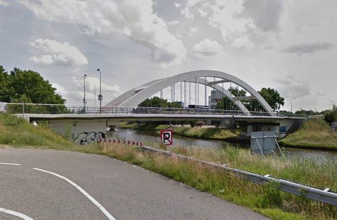 Lonnekerbrug in Enschede volledig afgesloten voor verkeer.jpg