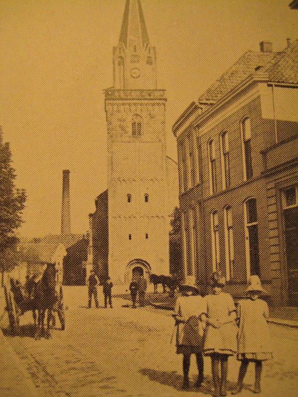 Marktstraat 1-3 met oude kerktoren.paard en wagen. hoedjes.jpg