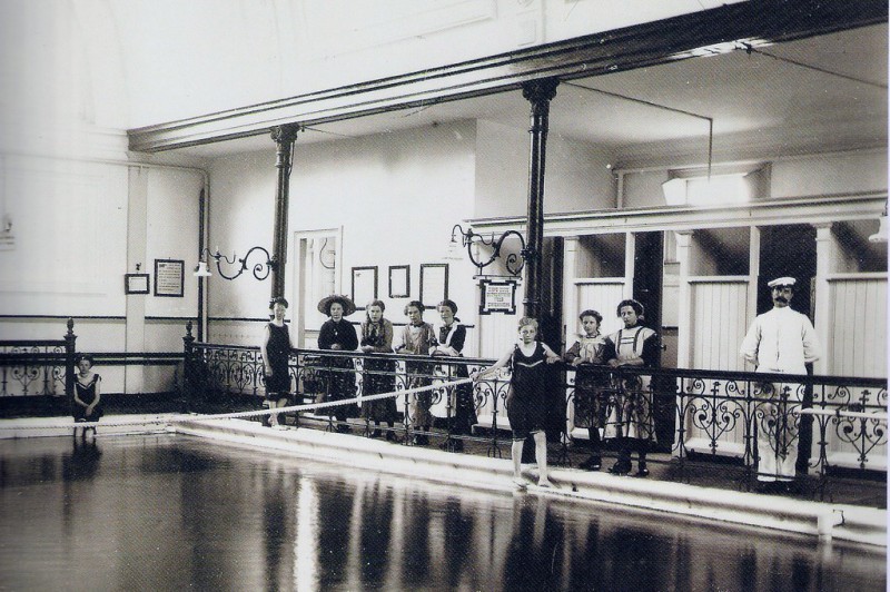 Zuiderhagen 95 zwembad van Heek 1910.jpg