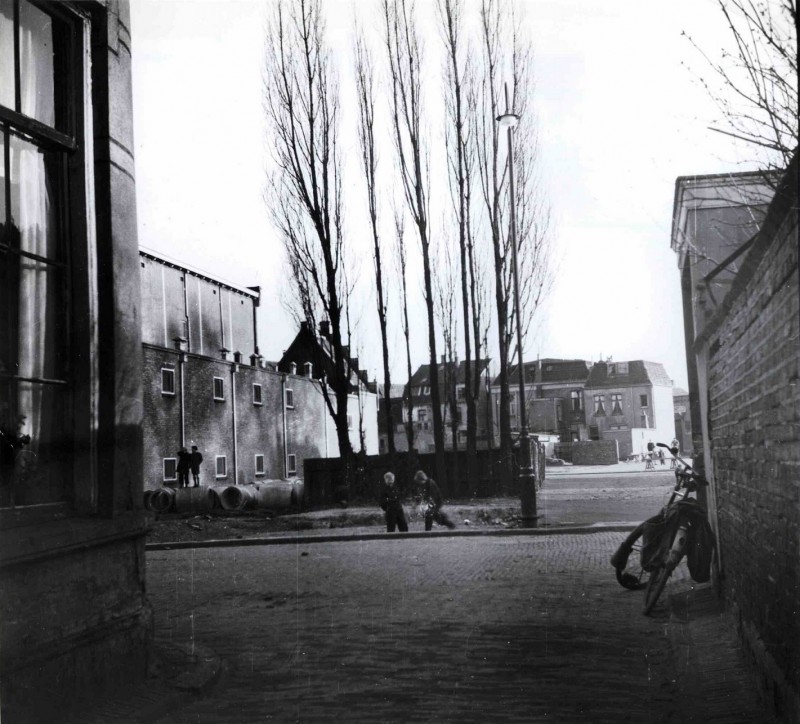 Willemstraat Zuiderhagen vanuit de Knijphoeksteeg hoek Achter 't Hofje met links de achterkant van zwembad Van Heek. 1954.jpg