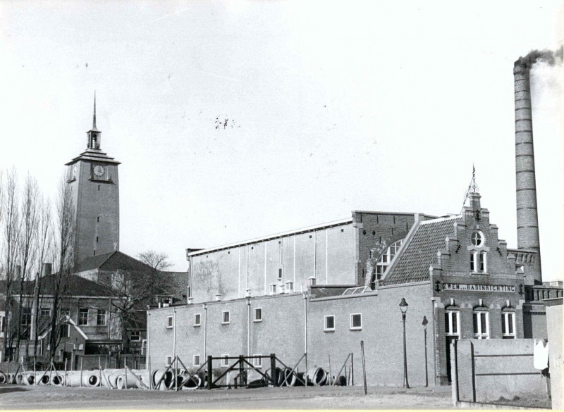 van Heekplein  zwembad van Heek.jpg