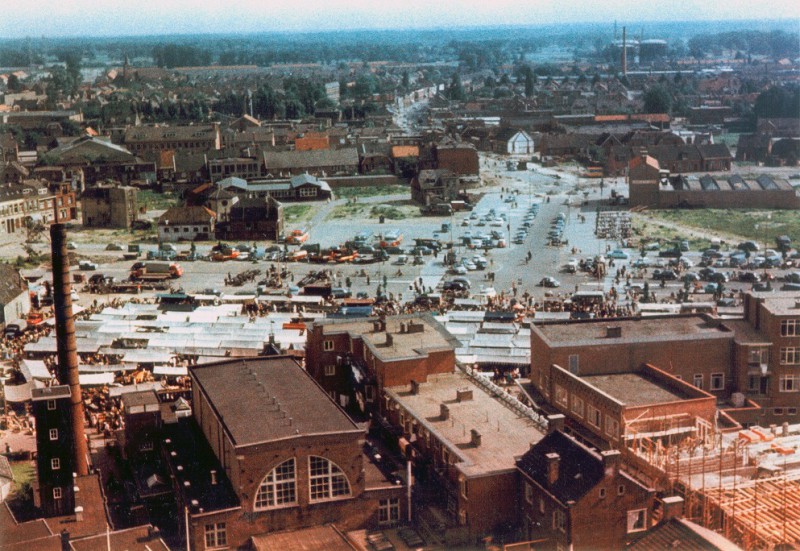 H.J. van Heekplein Badhuis Van Heek Raadhuisstraat en uitkijk op de Kuipersdijk richting Zuiden 1956.jpg