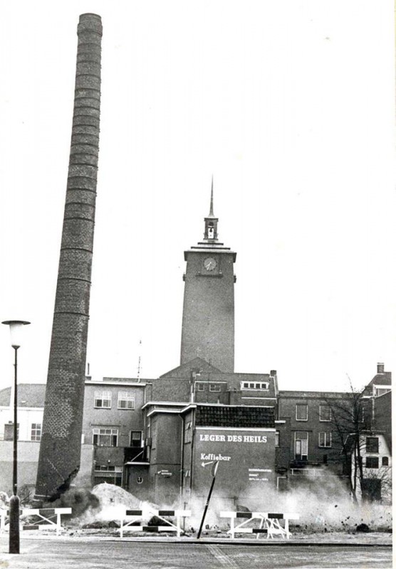 Van Heekplein schoorsteen van Heekbad.jpg