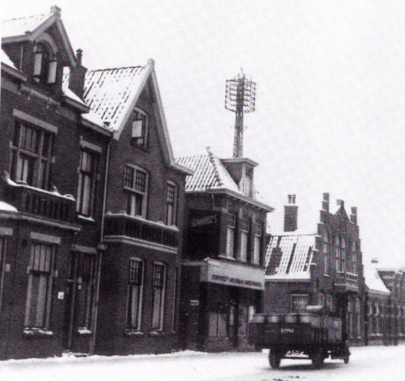 Emmastraat 85 De winkel van Seinhorst in het gedeelte tussen Prinsestraat en Kortenaerstraat 1925.jpg