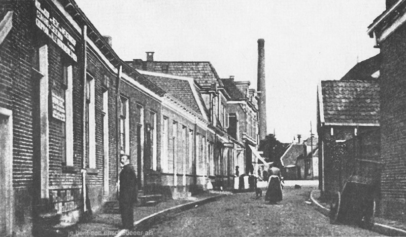 Diezerstraat  schoorsteen op de achtergrond was van de fabriek van de firma Roessingh aan de Willemstraat. 1906.jpg