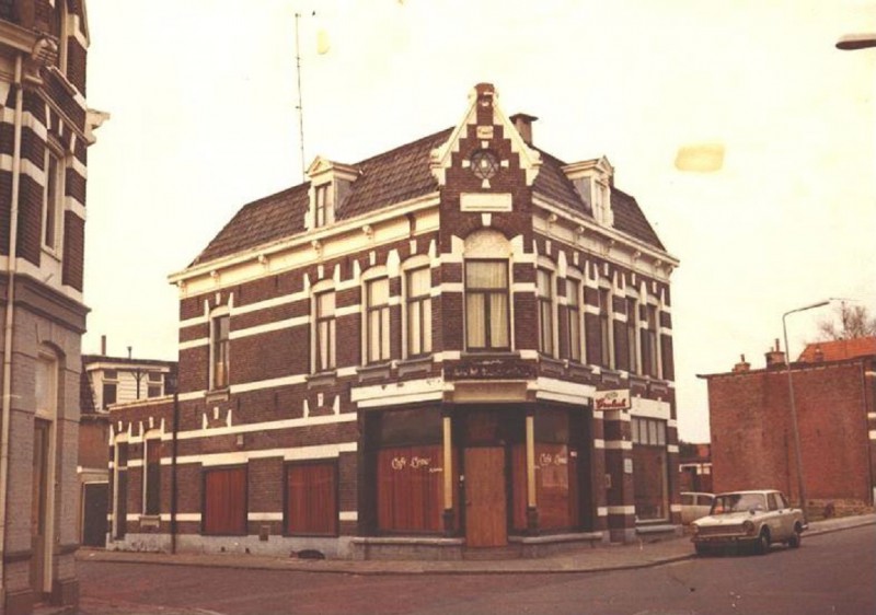 Lipperkerkstraat 65 hoek C.J. Snuifstraat buurtcafé Cemo en later De Havik.jpg