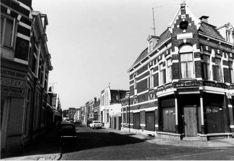 Lipperkerkstraat 65 hoek met de C.J. Snuifstraat O.a. (vml.) Café Cemo en Sanitair en Electro Shop Do It Self.jpg