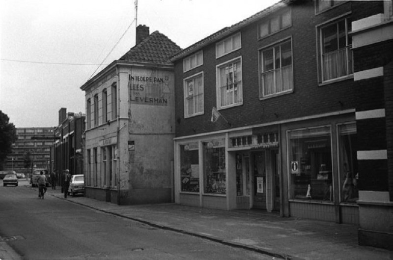 Veenstraat 6-8 gebouw De Waarheid nr. 6 jaar 1974.jpg