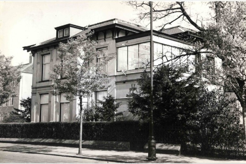 M.H. Tromplaan 19 Zicht op Villa Serphos, gebouwd in 1910 voor de familie Izak en Estella Serphos. later Natuurmuseum 1950.jpg